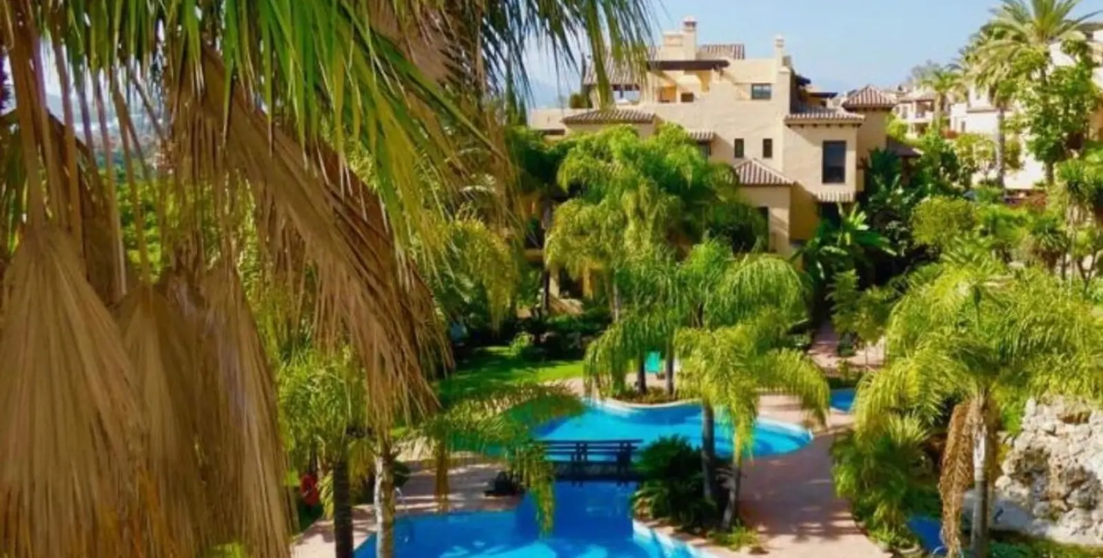 Sale of penthouse duplex in Estepona 1