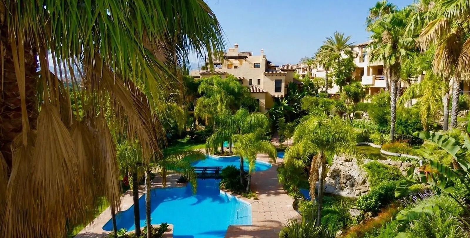 Sale of penthouse duplex in Estepona 2