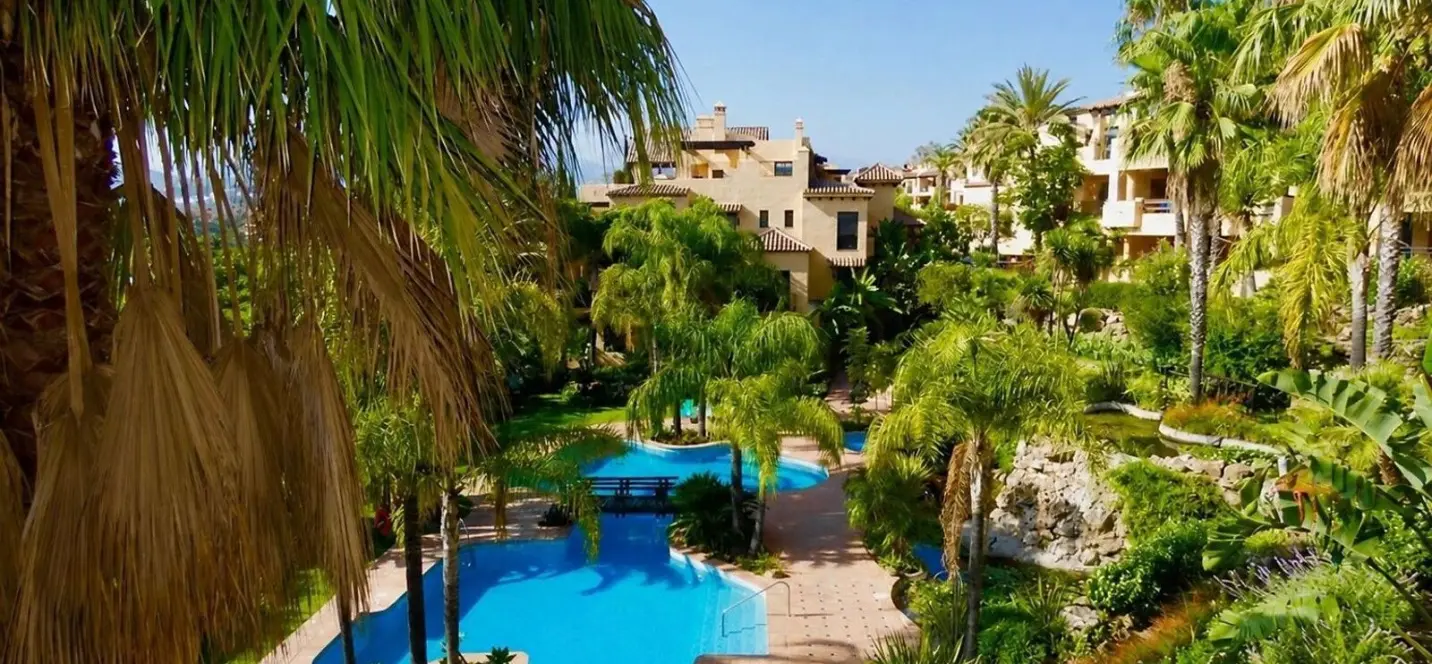 Sale of penthouse duplex in Estepona 1