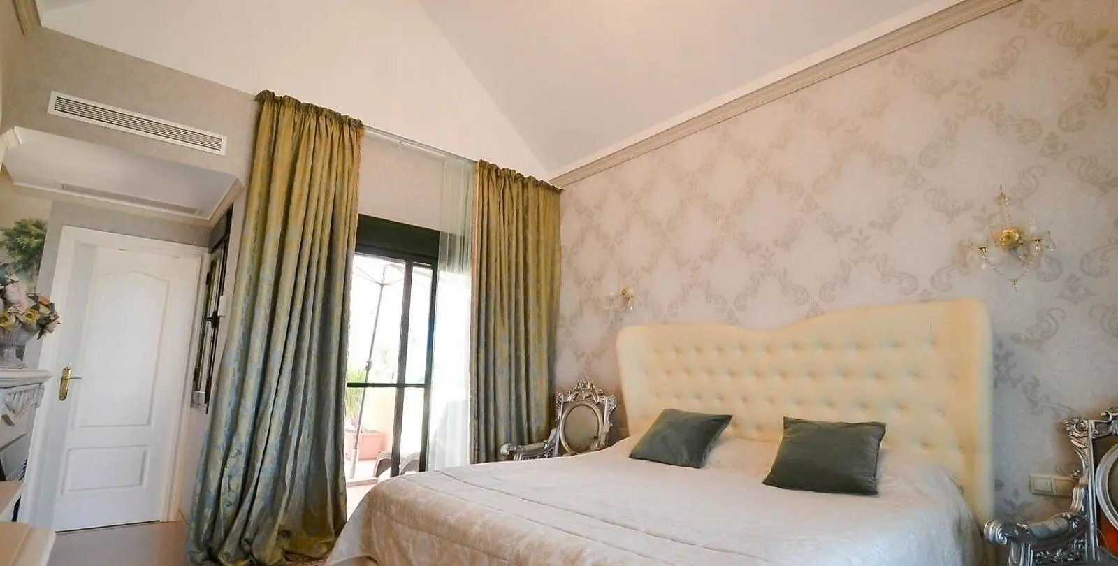 Sale of penthouse duplex in Estepona 11