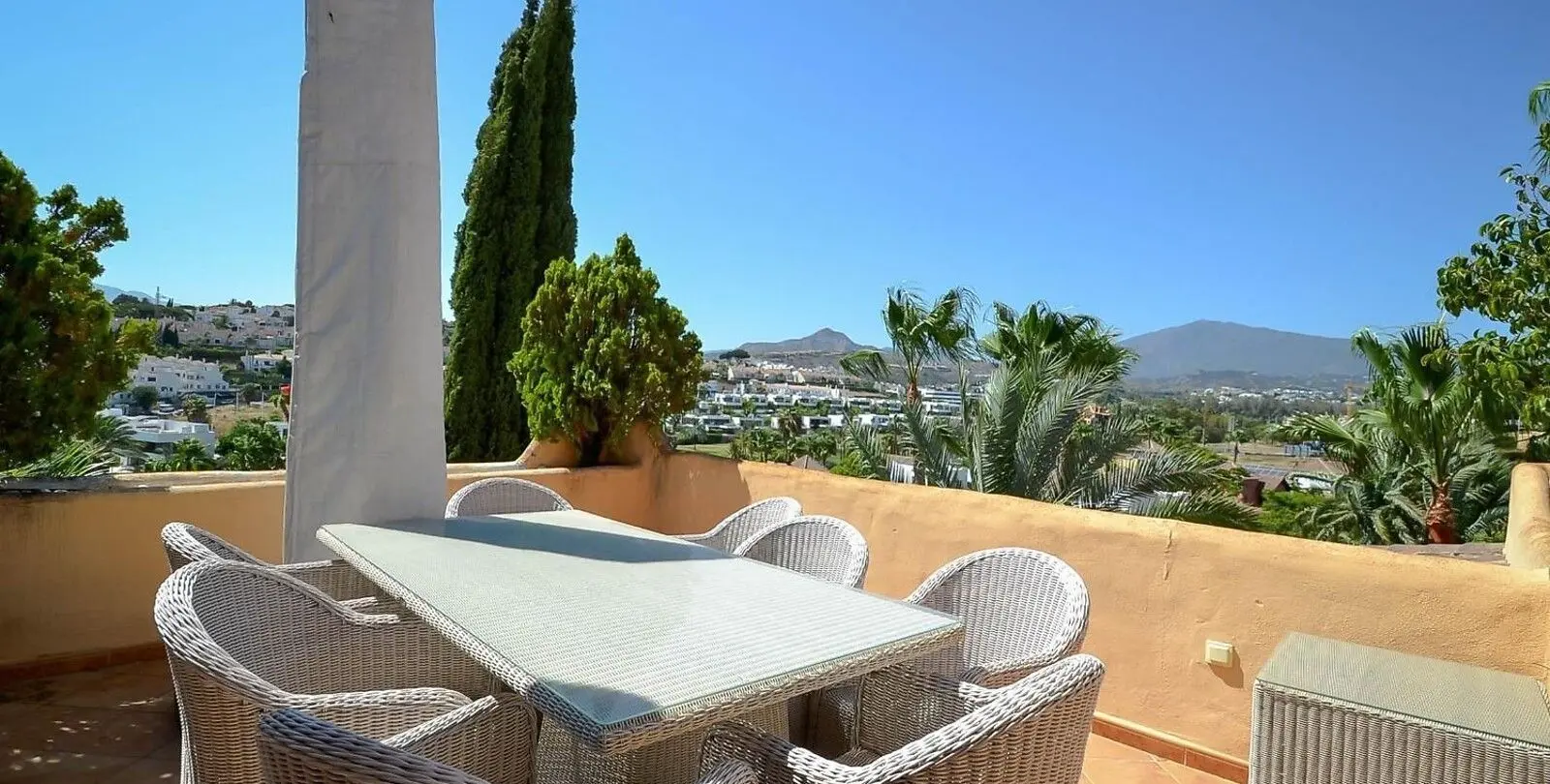 Sale of penthouse duplex in Estepona 24