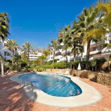 Sale of middle floor apartment in The Golden Mile