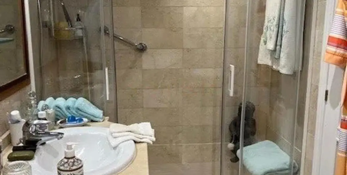Sale of middle floor apartment in The Golden Mile 13