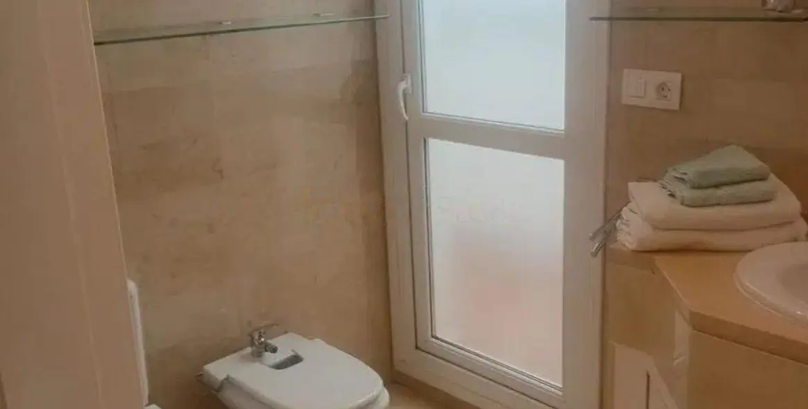Sale of middle floor apartment in The Golden Mile 16