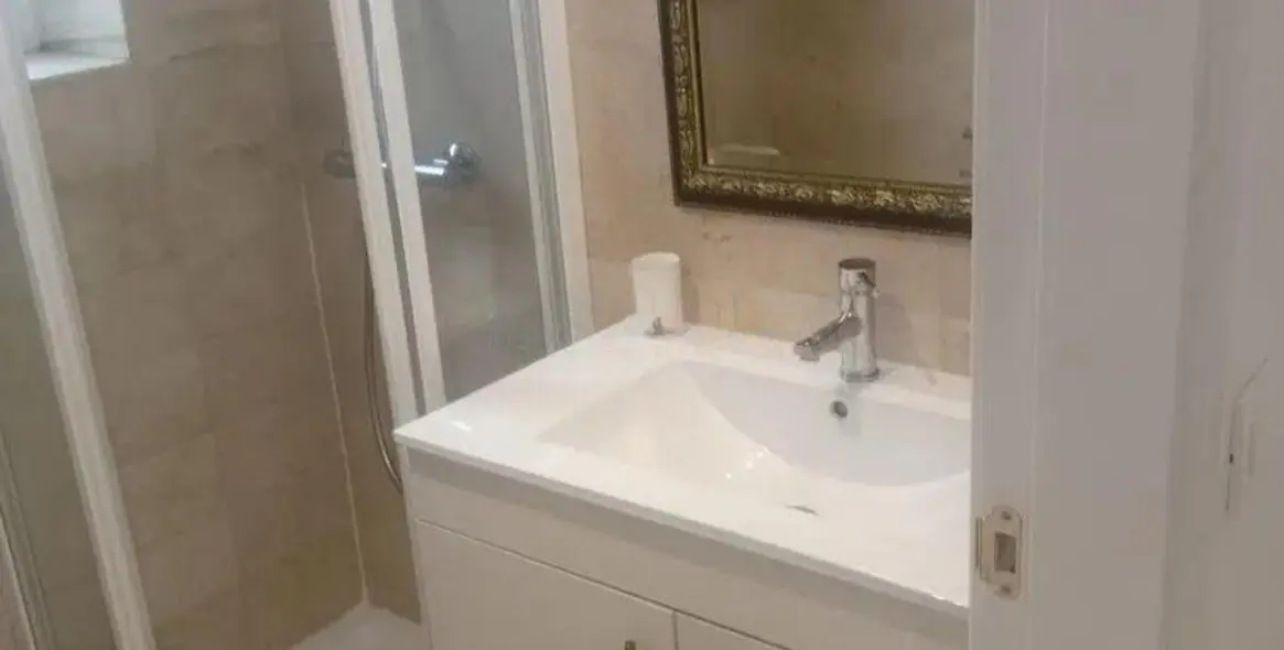 Sale of middle floor apartment in The Golden Mile 17