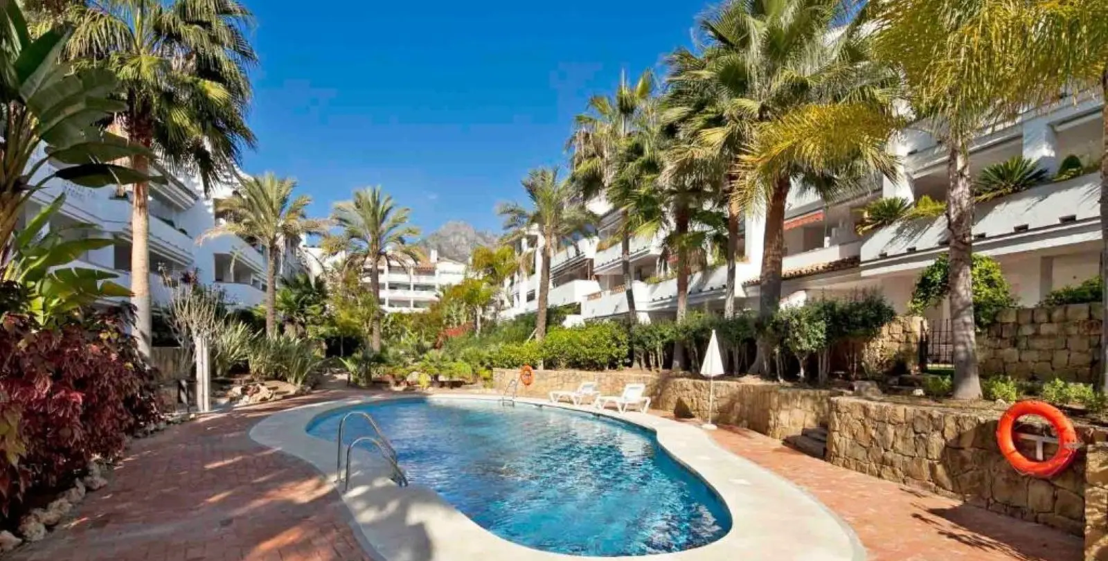 Sale of middle floor apartment in The Golden Mile 1