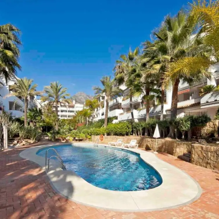 Sale of middle floor apartment in The Golden Mile