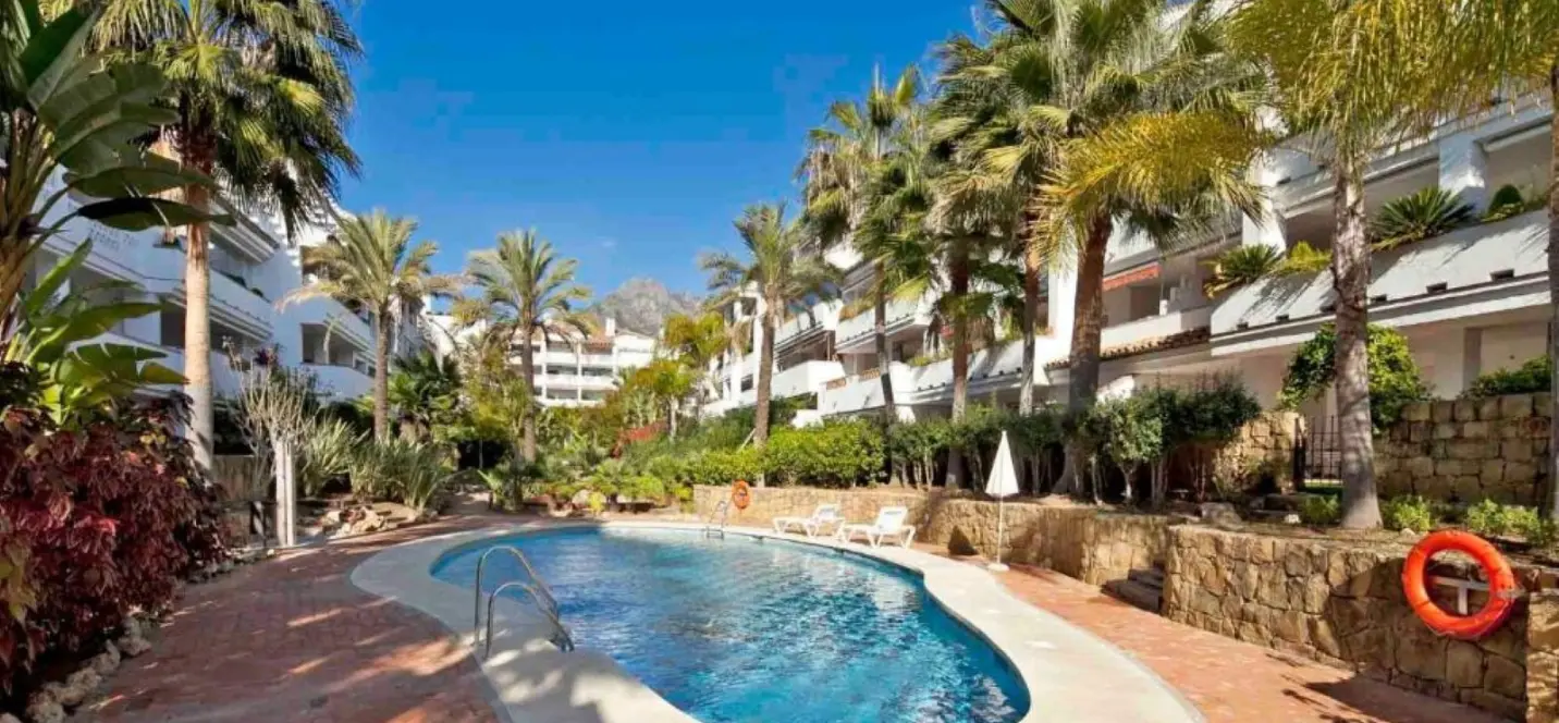 Sale of middle floor apartment in The Golden Mile 0