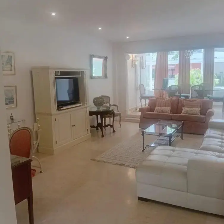 Sale of middle floor apartment in The Golden Mile