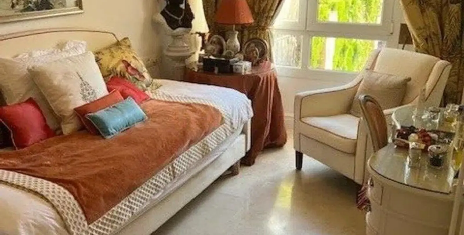 Sale of middle floor apartment in The Golden Mile 15