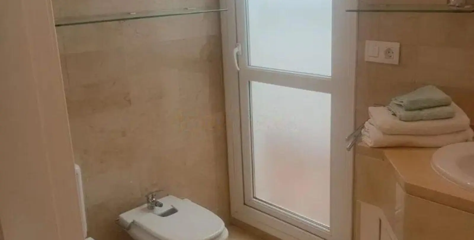 Sale of middle floor apartment in The Golden Mile 16