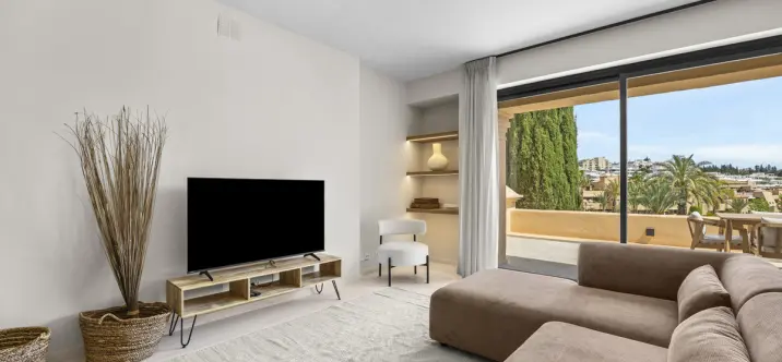 Sale of penthouse duplex in Estepona 2