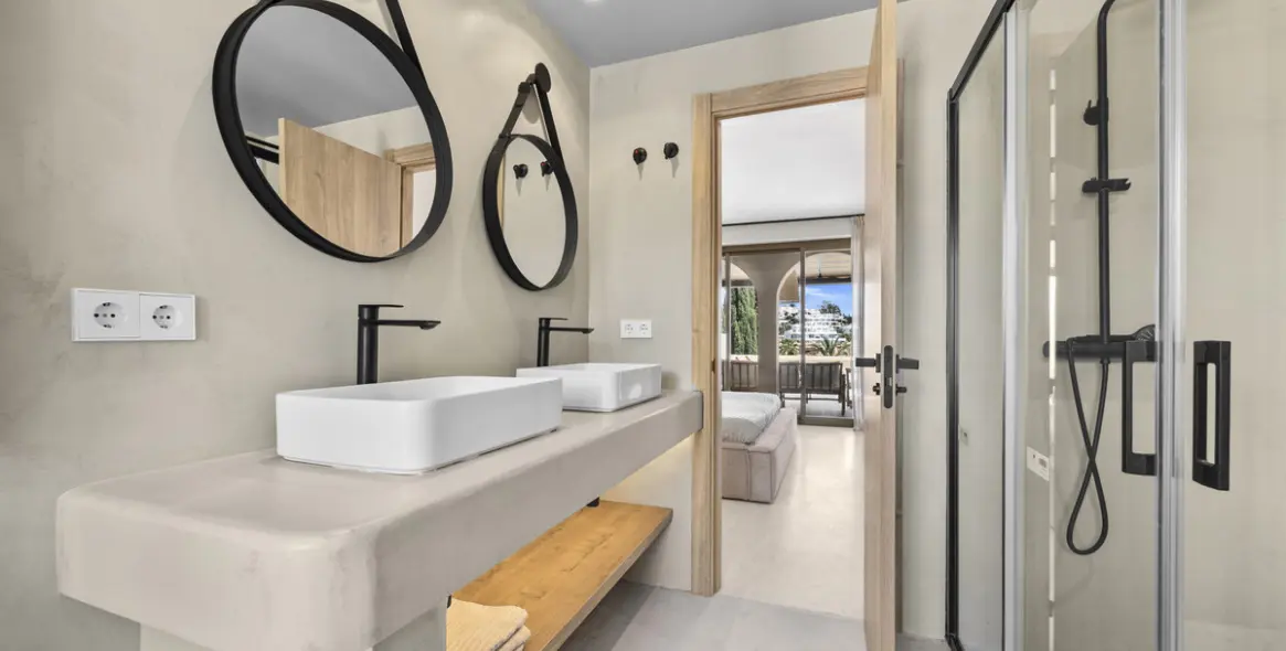 Sale of penthouse duplex in Estepona 16