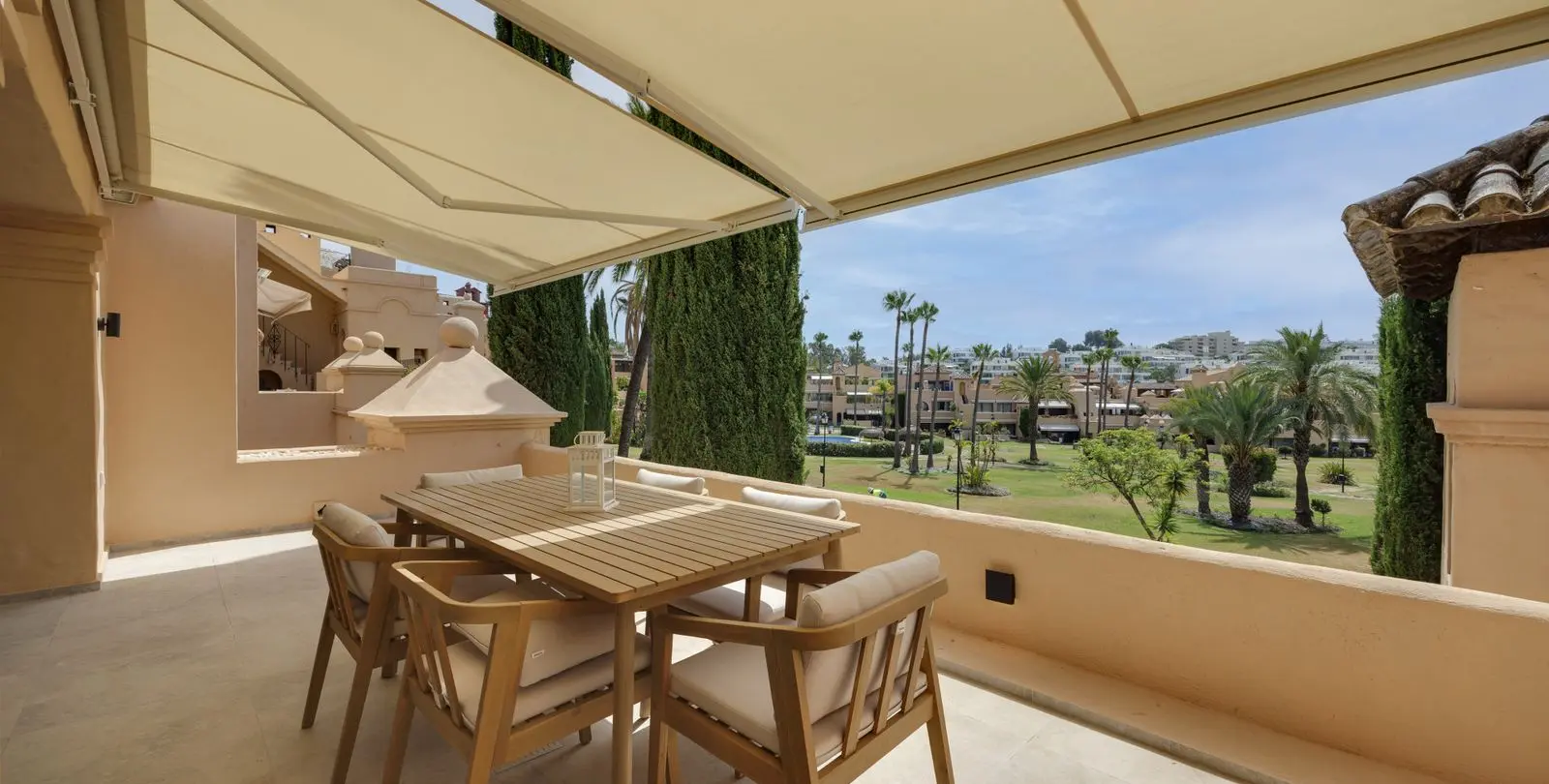Продажа двухуровневого пентхауса в Estepona 1
