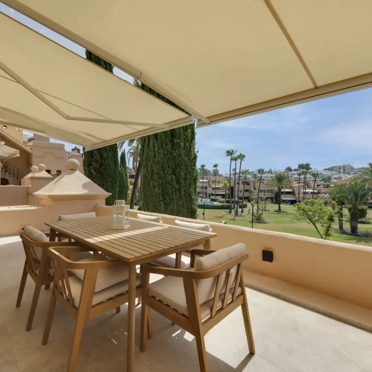 Продажа двухуровневого пентхауса в Estepona