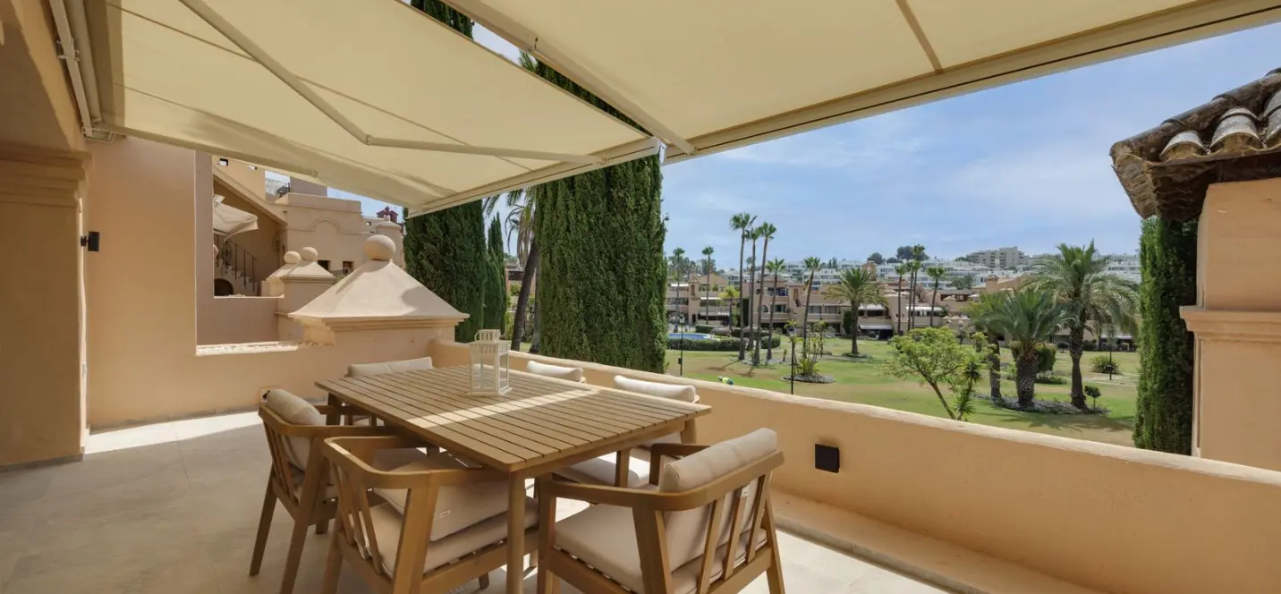 Продажа двухуровневого пентхауса в Estepona 0