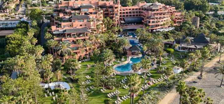 Venta de apartamento en planta media en Estepona 0