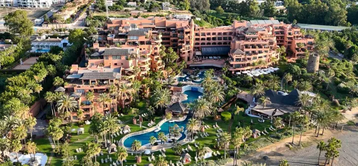 Venta de apartamento en planta media en Estepona 1