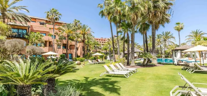 Venta de apartamento en planta media en Estepona 2