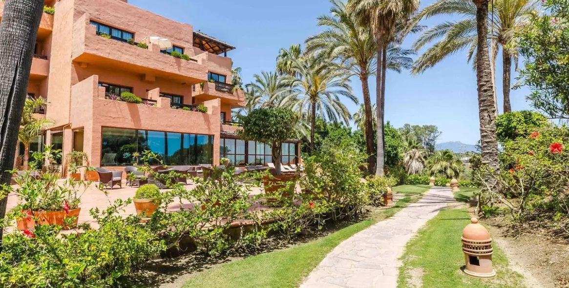 Venta de apartamento en planta media en Estepona 4