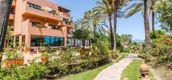 Venta de apartamento en planta media en Estepona 3