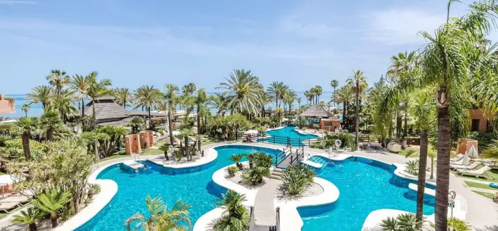 Venta de apartamento en planta media en Estepona 4