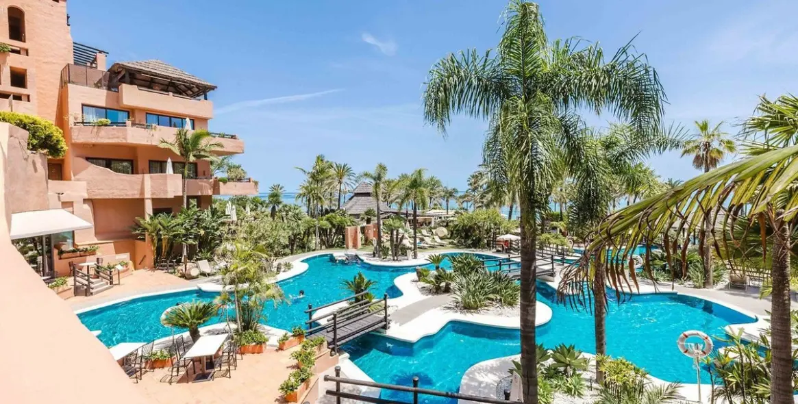 Venta de apartamento en planta media en Estepona 6