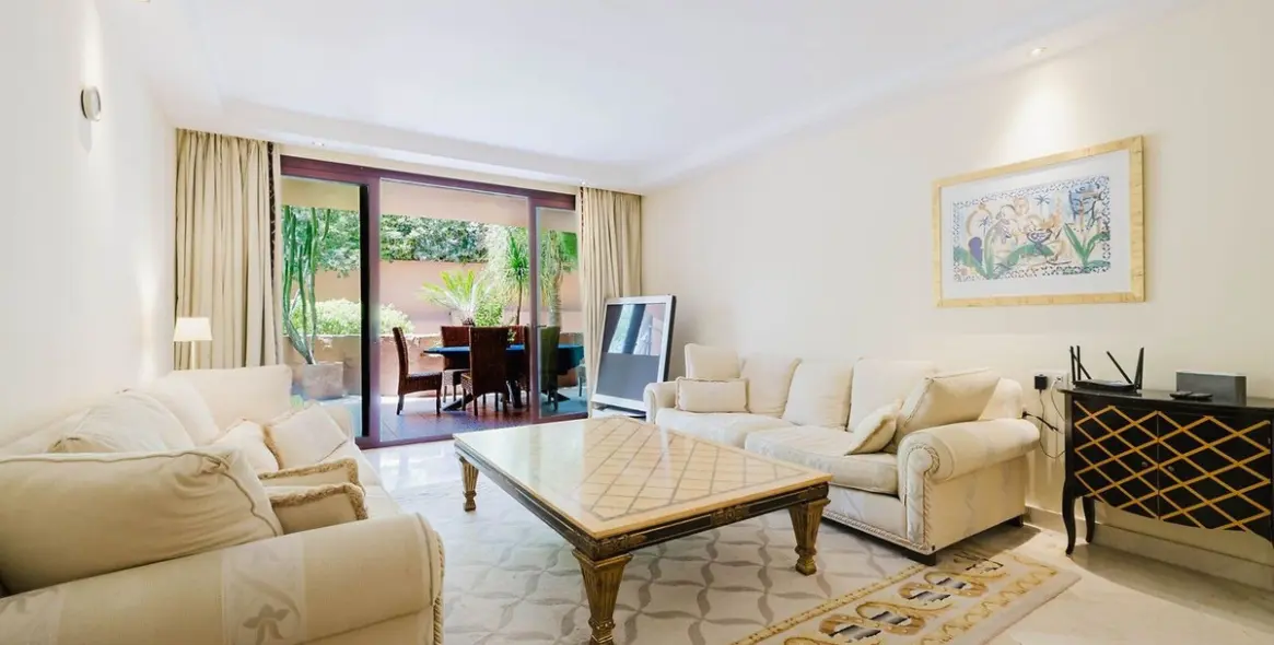 Venta de apartamento en planta media en Estepona 12