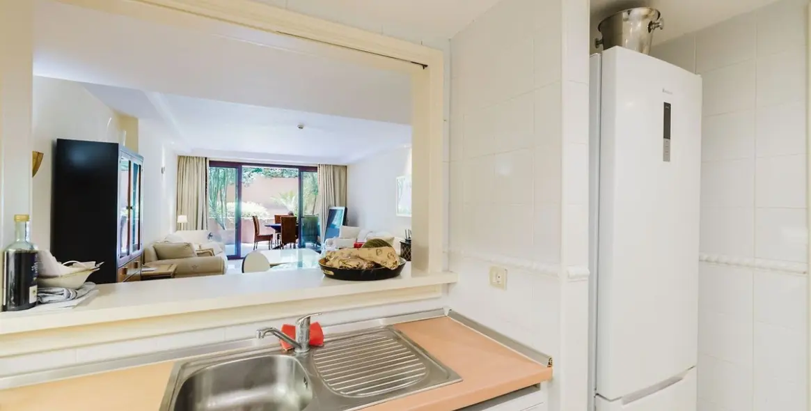 Venta de apartamento en planta media en Estepona 15