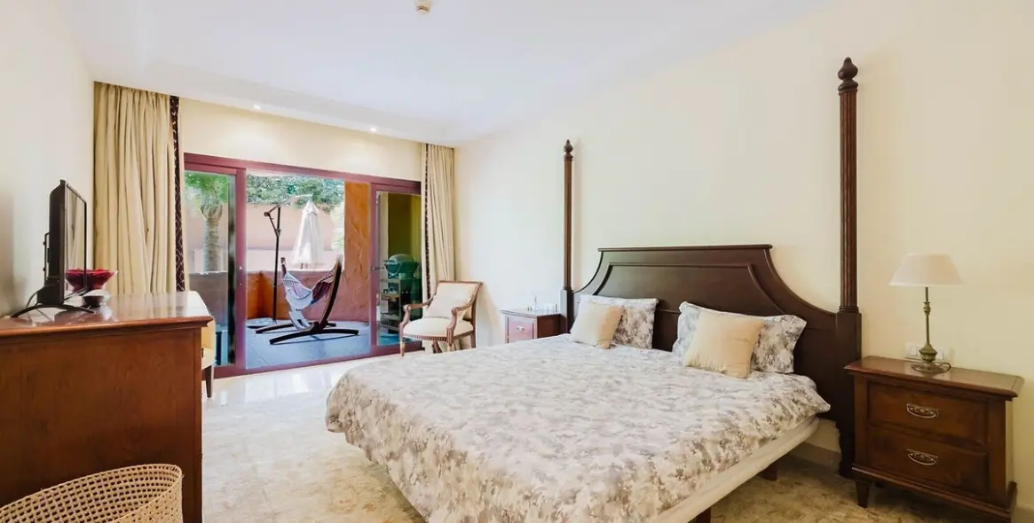 Venta de apartamento en planta media en Estepona 20