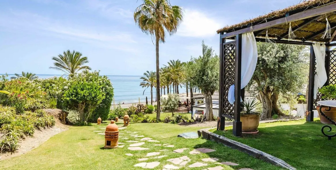 Venta de apartamento en planta media en Estepona 24