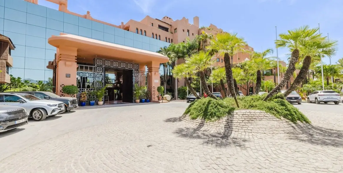 Venta de apartamento en planta media en Estepona 32