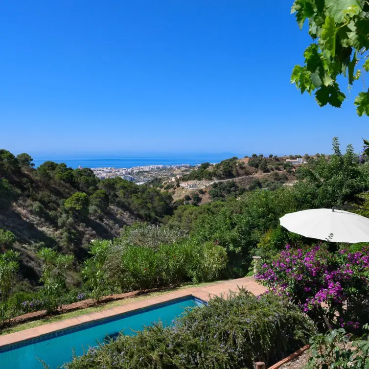 Продажа  отдельно стоящей виллы в Estepona