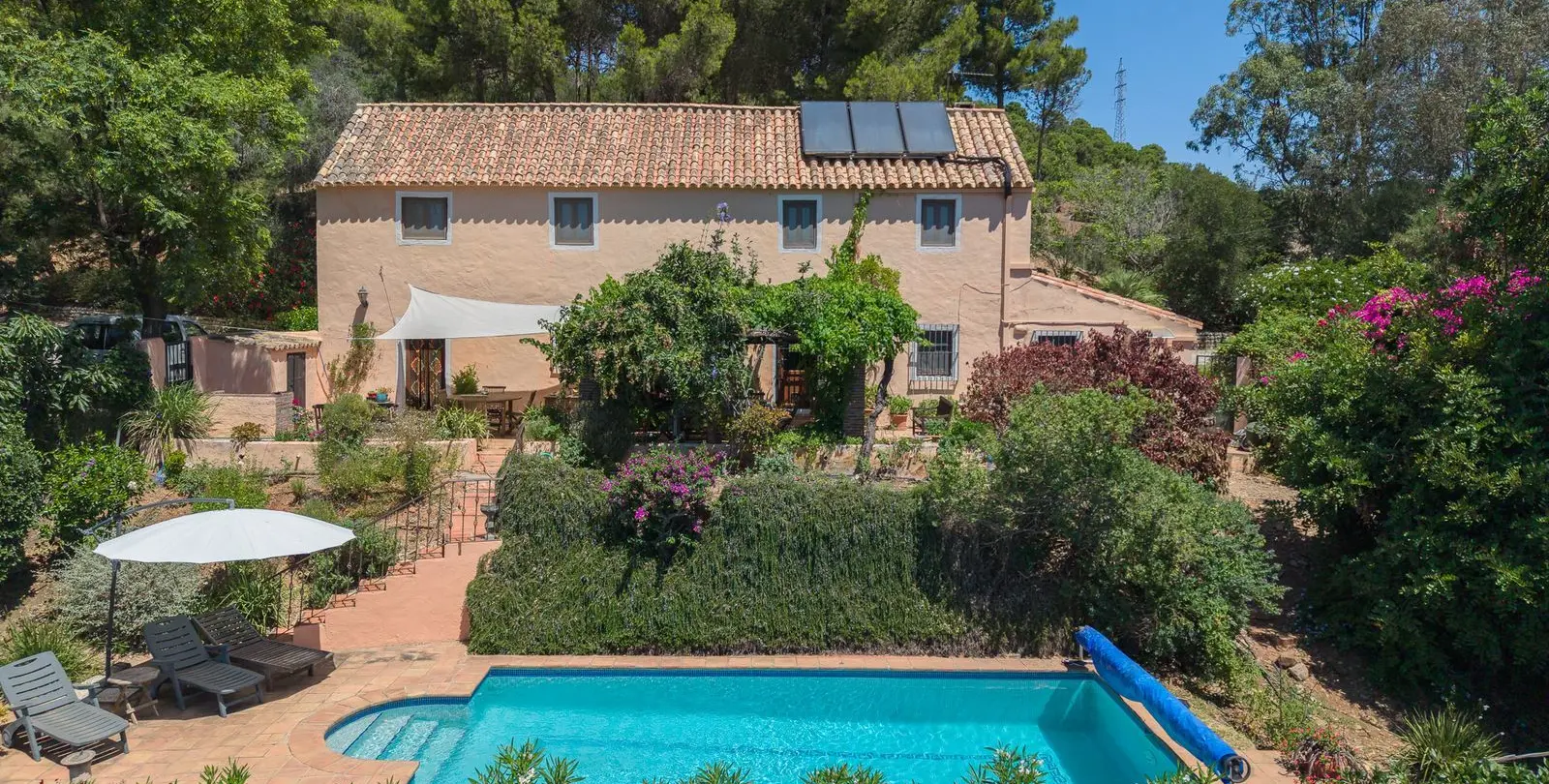 Продажа  отдельно стоящей виллы в Estepona 2