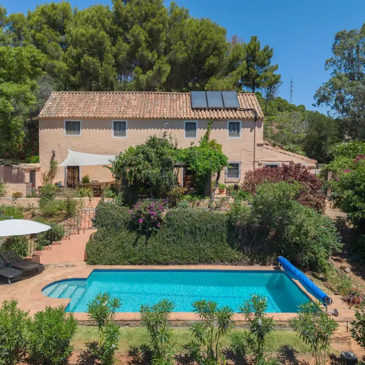 Продажа  отдельно стоящей виллы в Estepona