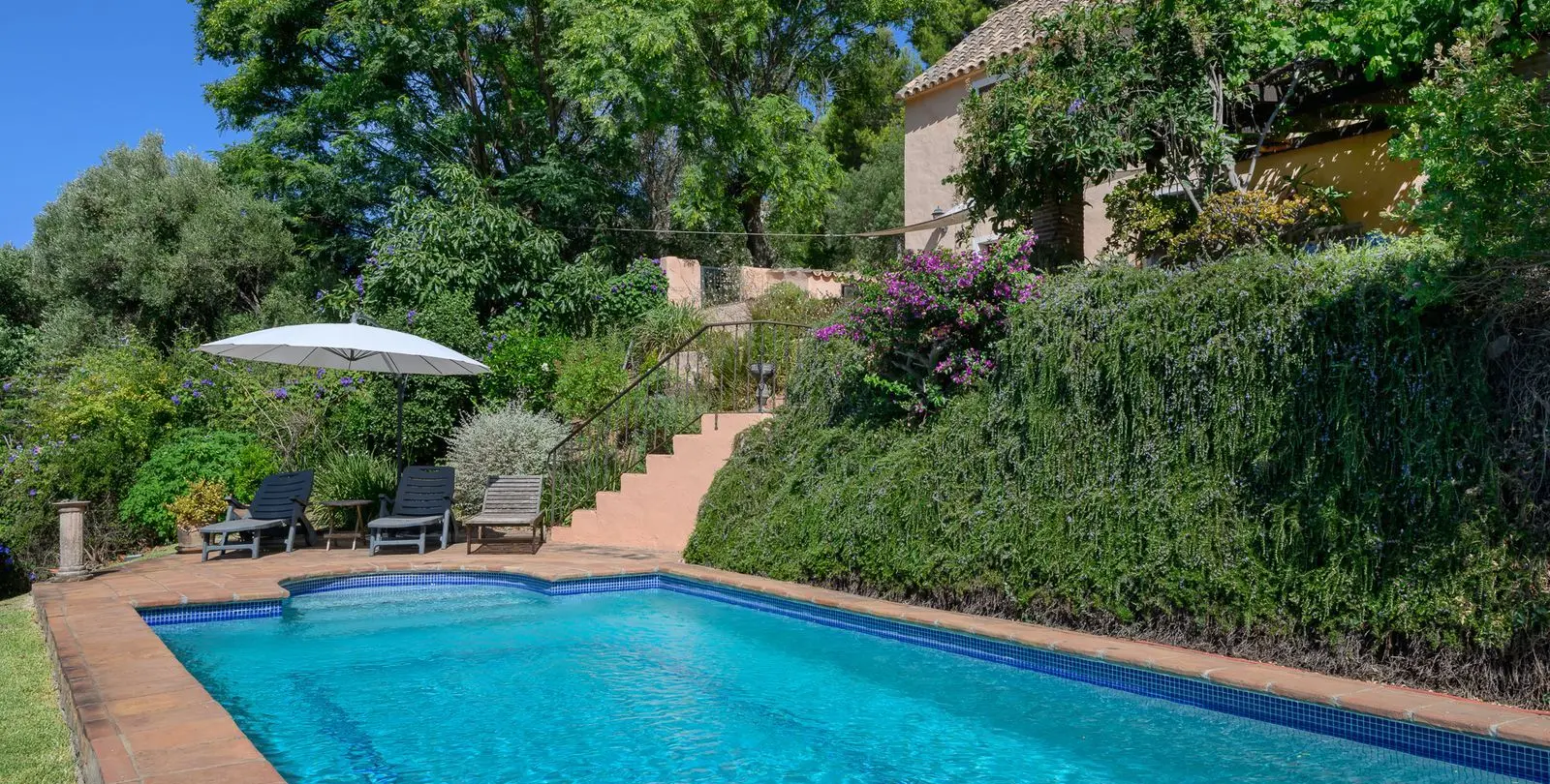Продажа  отдельно стоящей виллы в Estepona 8