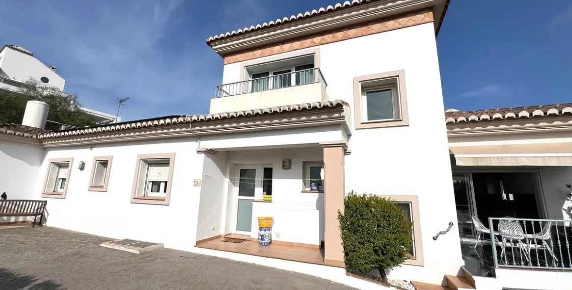Sale of detached villa in Sierrezuela 1