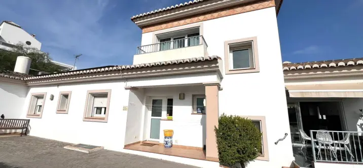 Venta de villa independiente en Sierrezuela 0