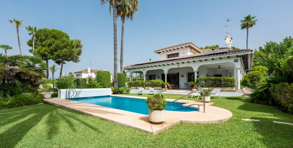 Sale of detached villa in San Pedro de Alcántara 3