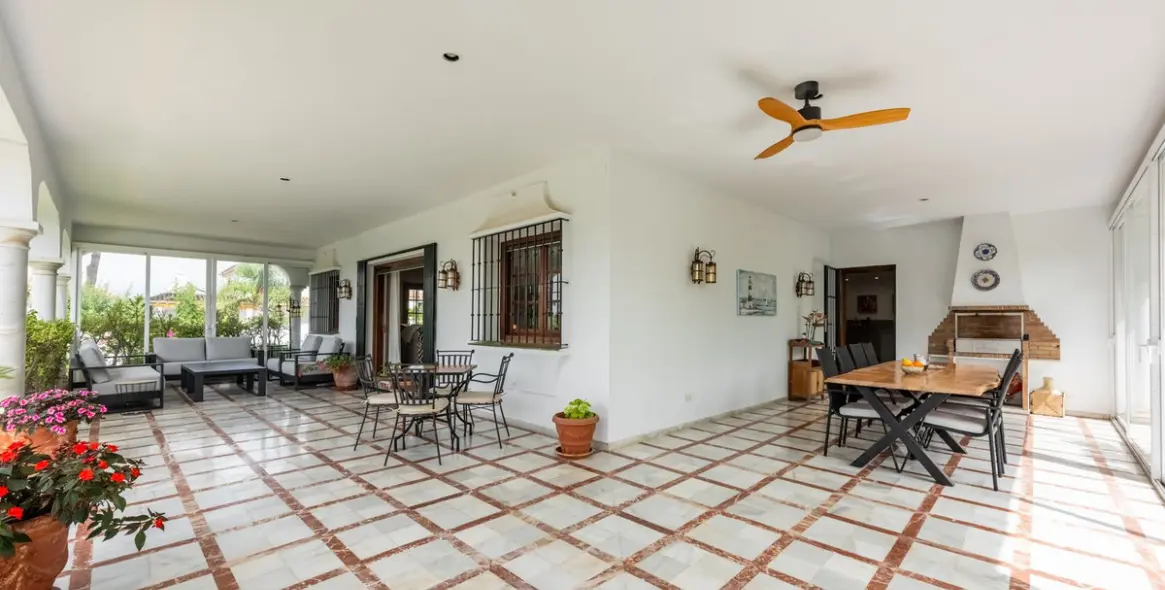 Sale of detached villa in San Pedro de Alcántara 14