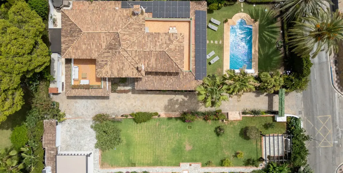 Sale of detached villa in San Pedro de Alcántara 44