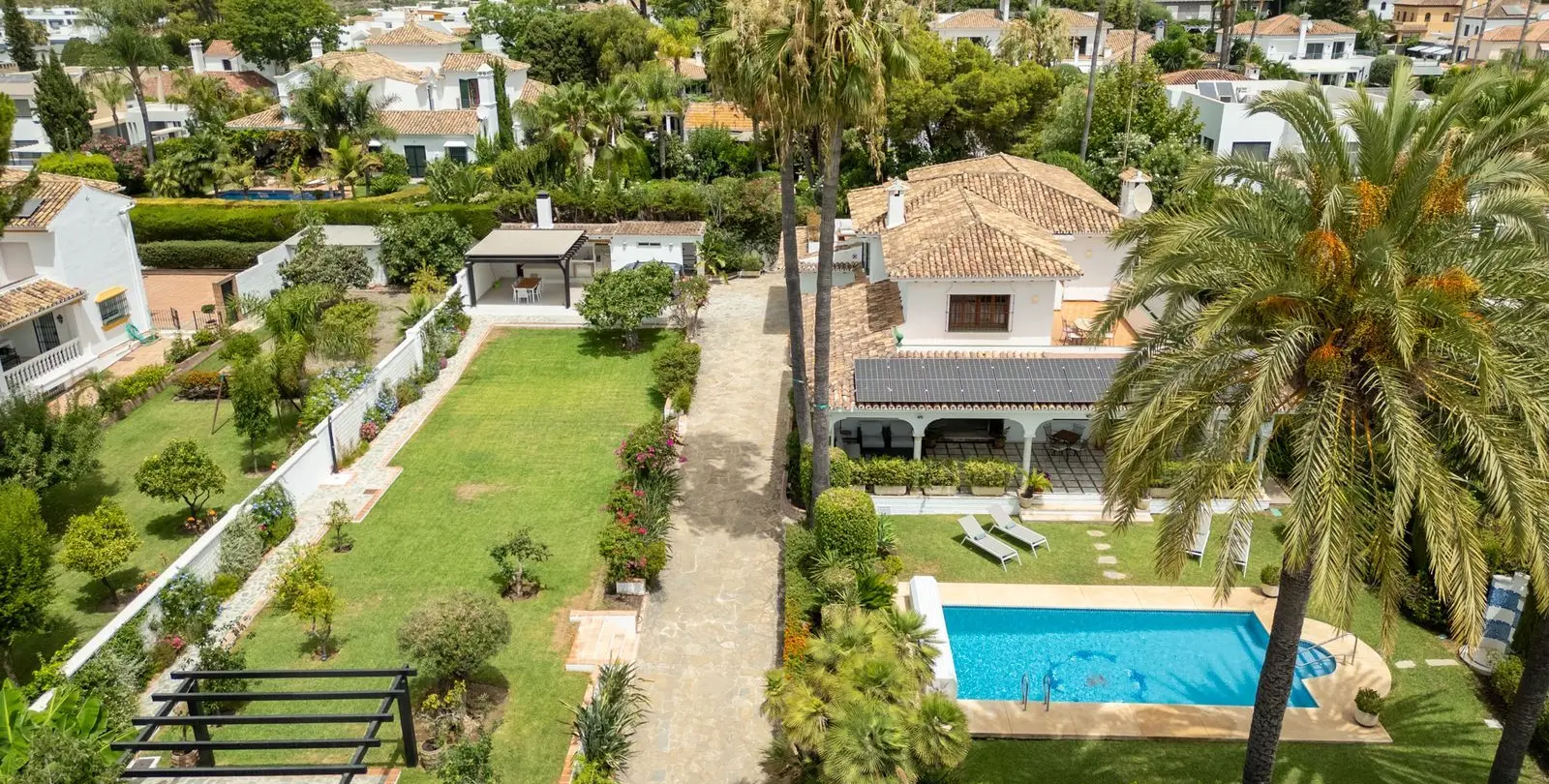 Продажа  отдельно стоящей виллы в San Pedro de Alcántara 1