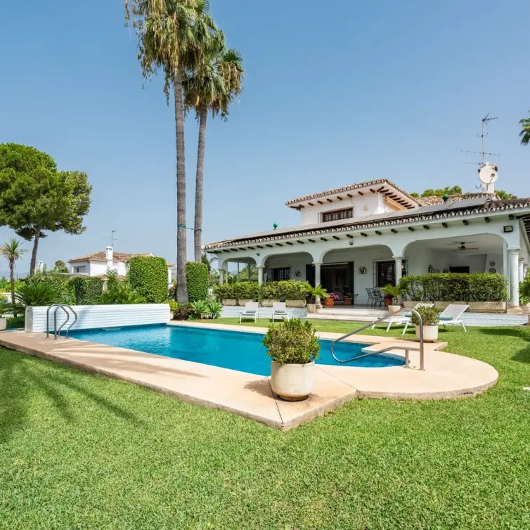 Продажа  отдельно стоящей виллы в San Pedro de Alcántara