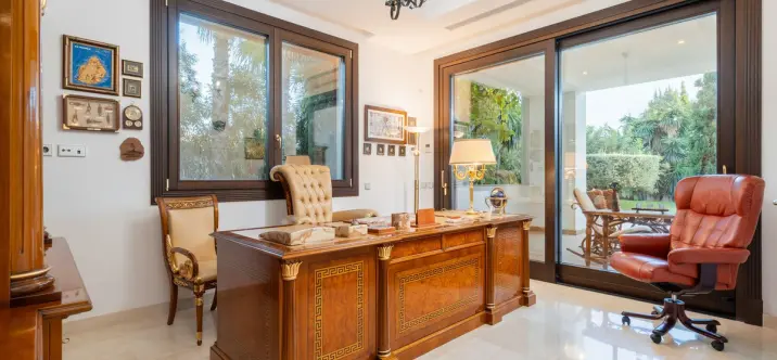 Venta de villa independiente en Estepona 1