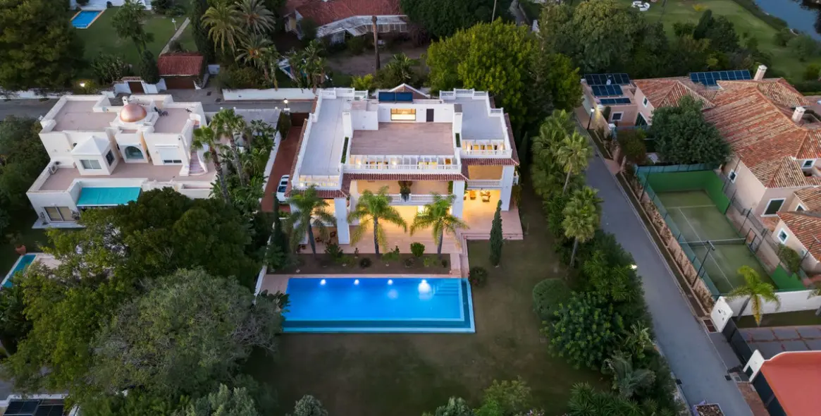 Продажа  отдельно стоящей виллы в Estepona 12