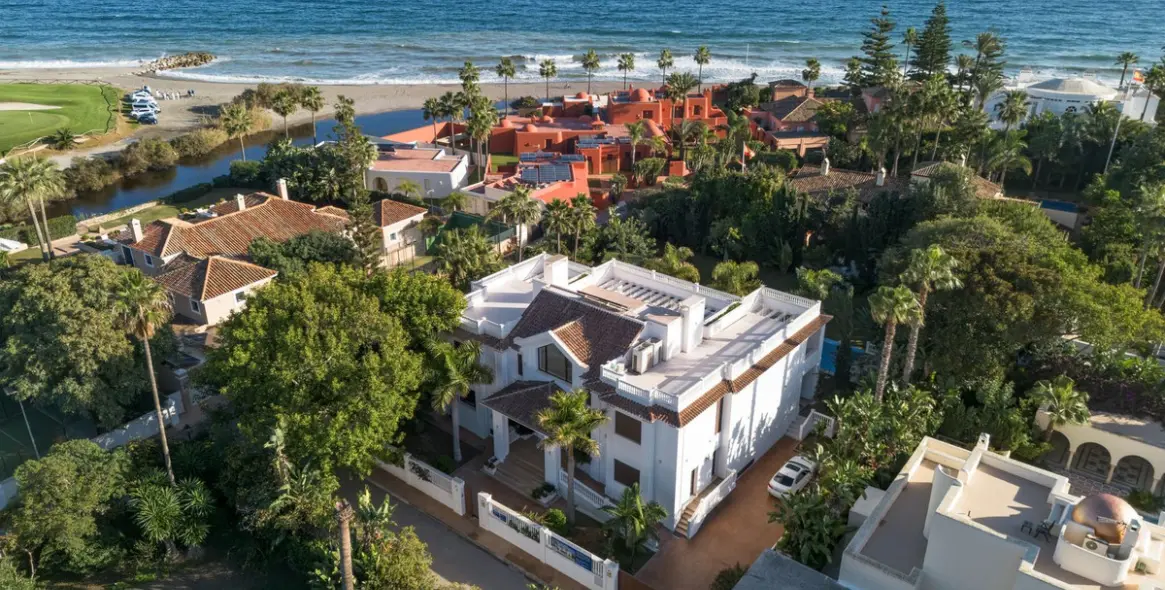 Продажа  отдельно стоящей виллы в Estepona 13