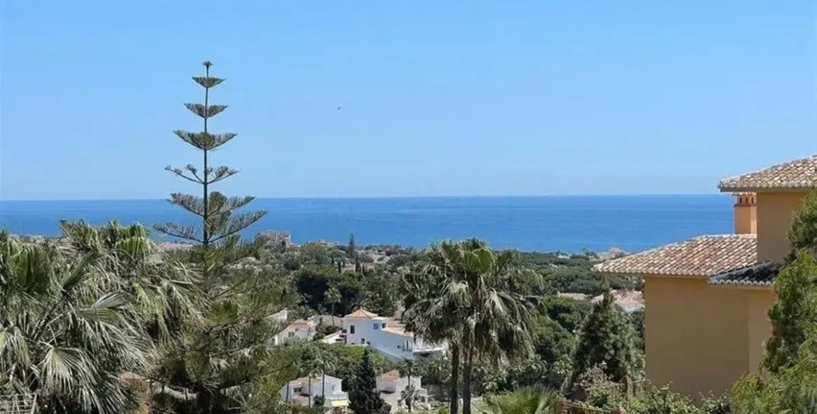 Sale of townhouse in Calahonda 2