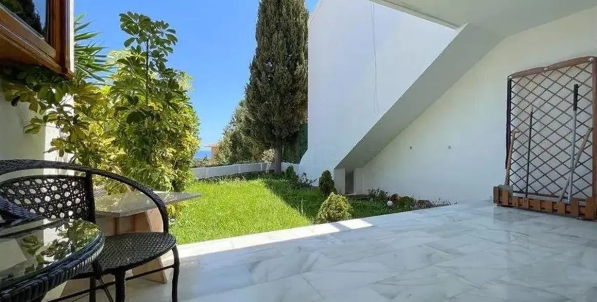 Sale of townhouse in Calahonda 5