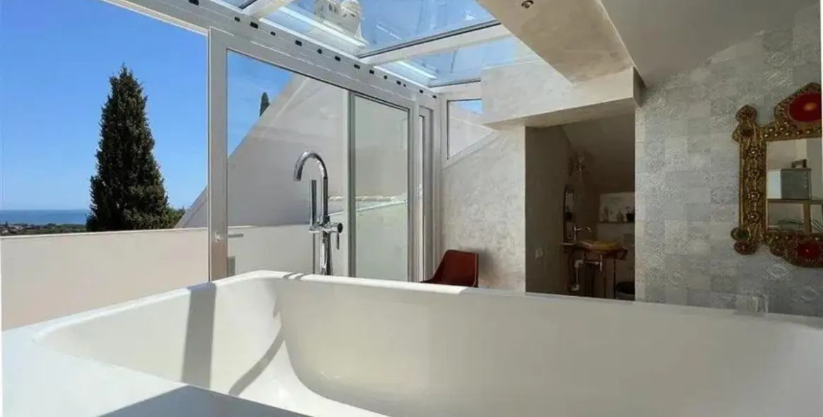 Sale of townhouse in Calahonda 10