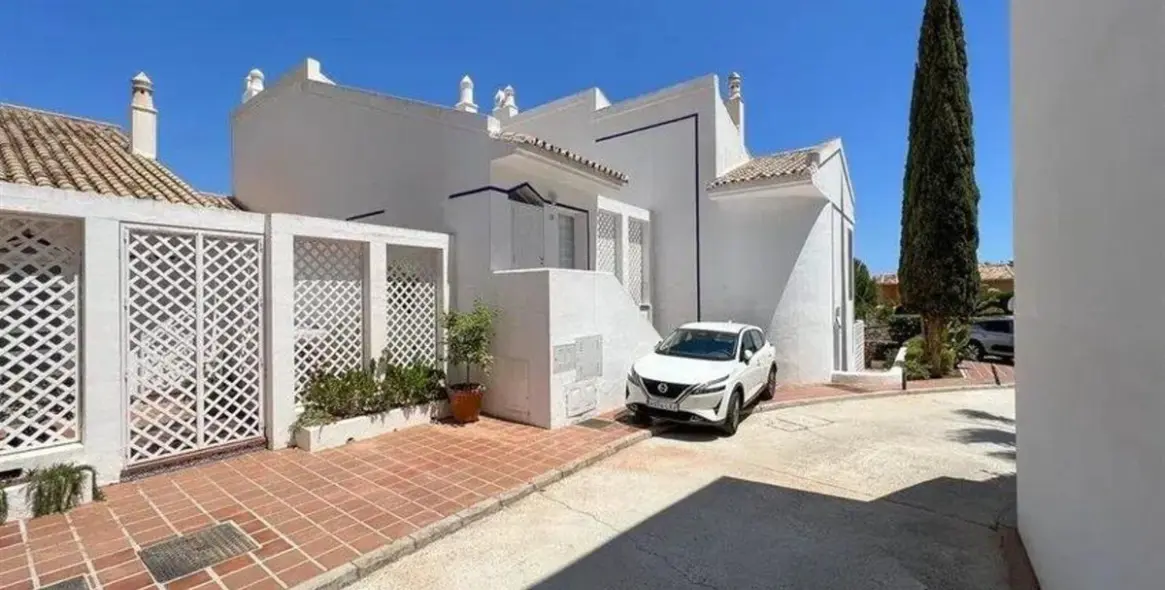 Sale of townhouse in Calahonda 21